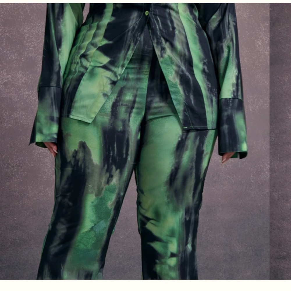 NWT PRETTY LITTLE THING Plus Green Grunge Print Chiffon Flare Pants SIZE 16 - Picture 6 of 7